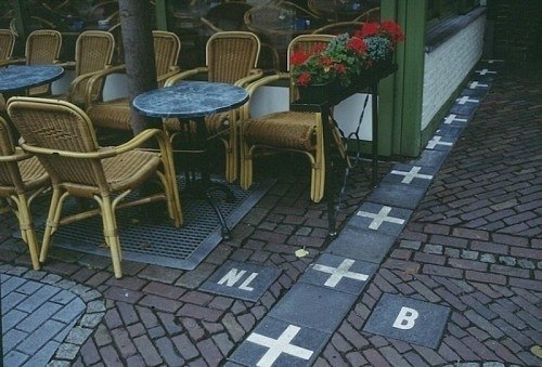 Граница между Бельгией и Голландией между столиками в кафе.