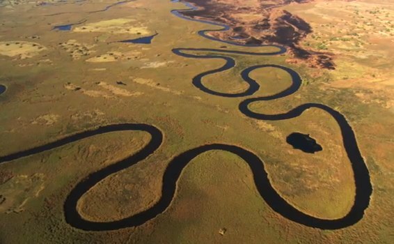 В национальном заповеднике Кении протекает самая извилистая река в мире, если её растянуть в прямую линию, она с легкостью обогнет земной шар!