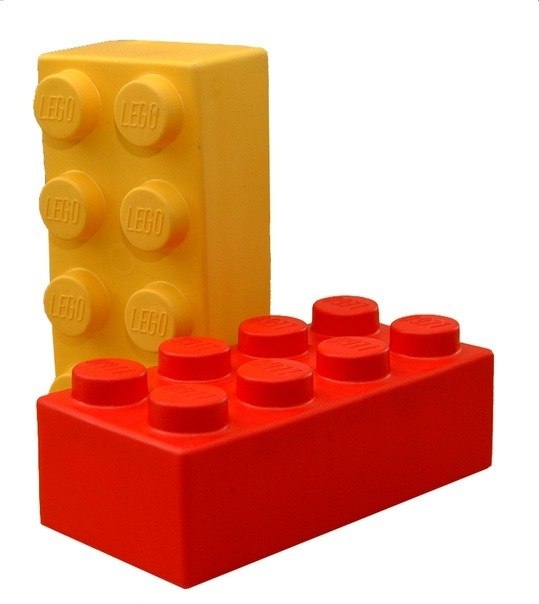 Производители конструктора «Лего» в пластмассу, из которой изготавливаются детали конструктора , добавляют специальное вещество, которое хорошо высвечивается на рентгеновских снимках. Это делается специально на случай, если ребенок проглотит деталь от Lego.