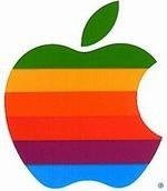 Apple — любимый фрукт основателя компании Стива Джобса (Steve Jobs). После трех месяцев тщетных попыток найти название для нового бизнеса, он поставил свой партнером ультиматум: «Я назову компанию Apple, если к 5ти часам вы не предложите лучшего»