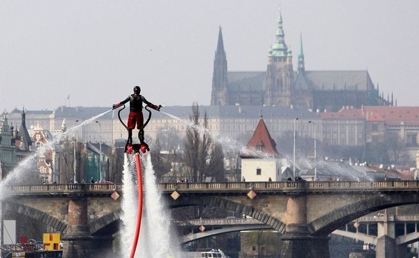 21 апреля в Праге был замечен супергерой, левитировавший над поверхностью реки Влтавы. Штука, которая позволяла ему это делать, называется флайборд. На нем можно не только взлететь над поверхностью воды на высоту до 9 метров, но и проделывать в воздухе всевозможные кувырки и прочие акробатические трюки.