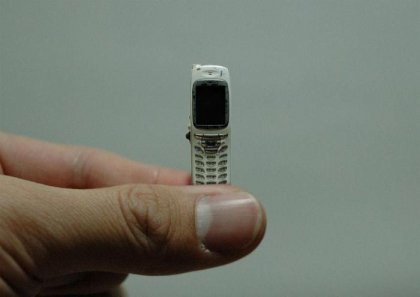 Самый маленький телефон в мире. Утверждают, что он работает.