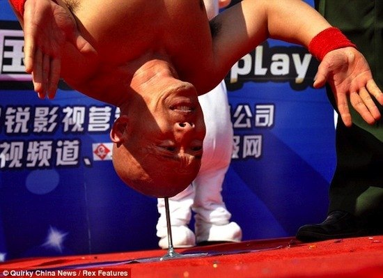 Китаец Ли Ксин может стоять головой на острие гвоздя.
