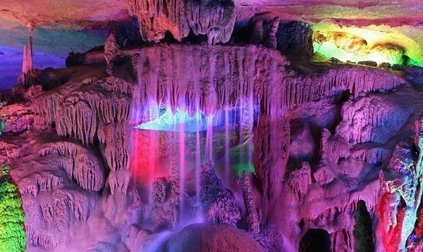 Одна из самых красивейших пещер мира - пещера Тростниковой флейты в Китае.