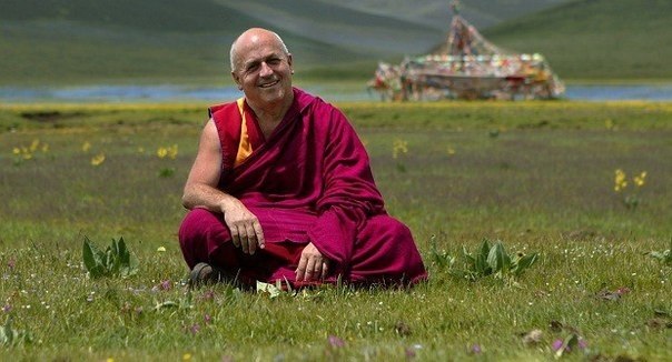 Французский ученый и генетик Матье Рикар является самым счастливым человеком в мире, по данным исследователей. Он — один из доверенных Далай-ламы и, как выяснилось, ежедневная медитация делает Рикара более счастливым.