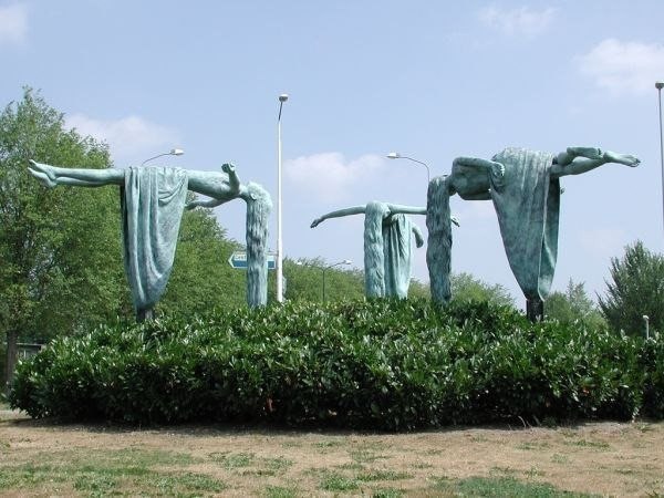 "Спящие" скульптуры от Elisabet Stienstra в Голландии