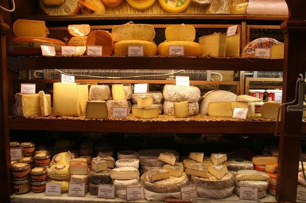У некоторых народов Кавказа сыр, обладающий сильным запахом, считается возбуждающим средством. Поэтому он всегда присутствует на свадебном столе.