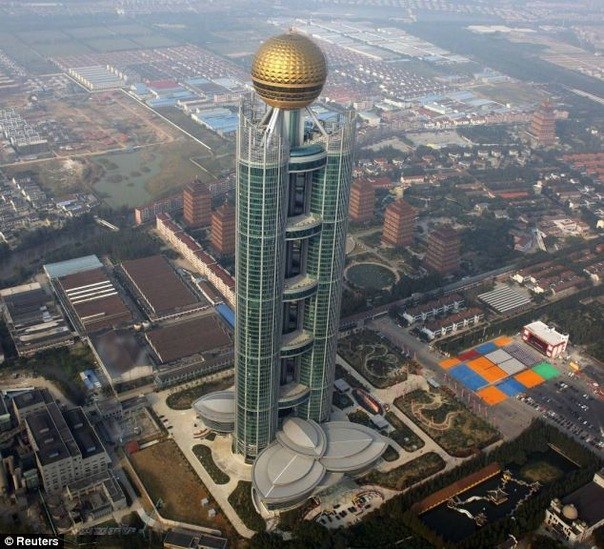 Хуаси была признана самой богатой деревней в Китае,в которой каждый житель имеет вклад в размере не менее 250т. долларов. В ней есть собственный небоскреб. Поразительно то, что небоскреб построен в деревне с населением в 2т. зарегистрированных жителей.