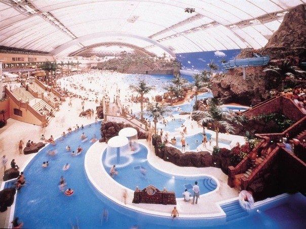 Самый большой в мире аквапарк расположен в городе Миядзаки в Японии. Оокрытие аквапарка состоялось в 1993 году. "Океанский купол" (Seagaia Ocean Dome) может вмещать одновременно до 10 000 человек. Высота купола достигает 38 метров в высоту и охватывает площадь 300 метров в ширину и 100 метров в глубину. Внутри находится искусственный океан с волнами, пляжем и температурой воды 28 °C круглогодично.