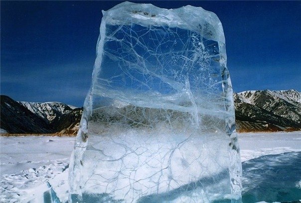 Сам по себе лед не скользкий. При возникновении давления на лед он тает и покрывается тонким слоем воды. Именно этот слой заставляет скользить людей или вещи.