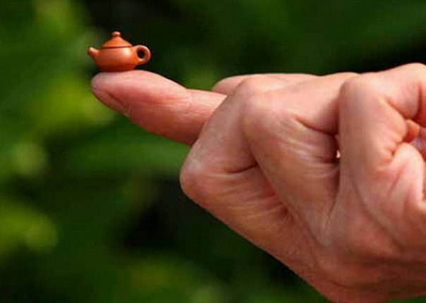 Самый маленький чайник в мире был создан известным мастером по керамике Ву Руишеном, и он весит всего 1,4 грамма.