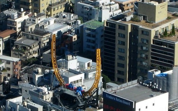 В Японии есть Американские горки, которые построены на крыше 8-этажного здания магазина в густонаселенном районе Токио. Эти пугающие горки так никогда не были открыты для публики. По некоторым данным, проблема заключалась в самом здании, на котором установили столь необычный для крыш аттракцион.
