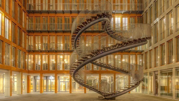 Лестница без начала и конца, Мюнхен, Германия.
