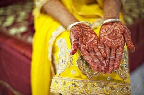 За несколько дней до свадьбы руки пакистанской невесты украшаются узорами из хны. Делается это специально, для церемонии Мехенди, обряда, который по поверьям должен принести удачу в будущую семью.