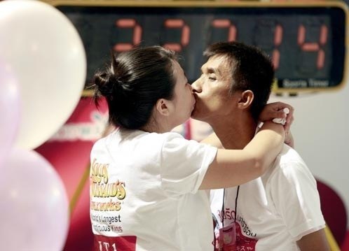 Рекорд по продолжительности поцелуя - 46 часов 24 минуты установили жители Тайланда Экачай и Лаксана.