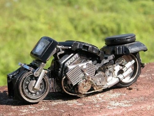 Бразилец Хосе Геральдо собирает миниатюрные модели мотоциклов из старых часов.