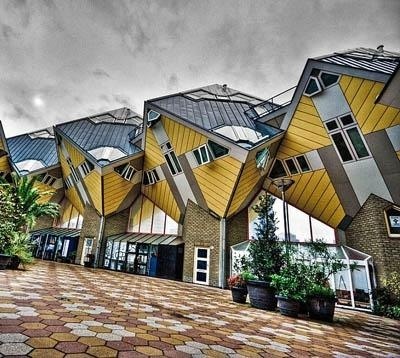 «Kubuswoningen» или «Дом-куб» – жилой комплекс в Роттердаме (Нидерланды), - был спроектирован архитектором Питом Бломом в 1984 году.