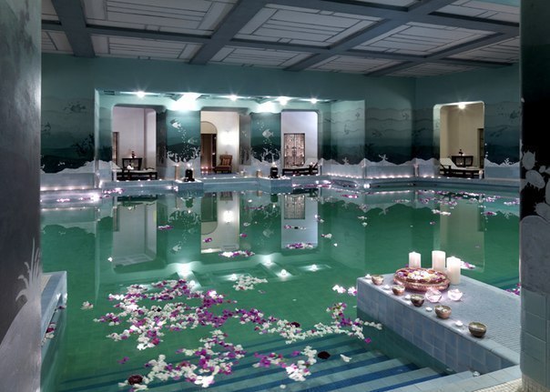 Самый романтичный бассейн в мире находится в отеле "Umaid Bhawan Palace" в Индии, и буквально пропитан прекрасной атмосферой изысканности и романтики. Здесь всюду горят тысячи ароматических свечей, на лазурной водной глади плывут пряные лепестки роз, а слегка приглушенный свет и богатое внутреннее убранство завершают эту идиллию.
