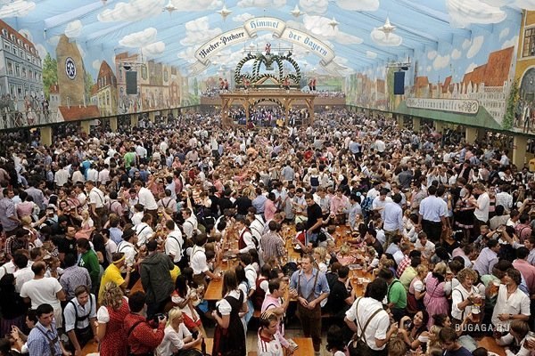 Октоберфест - самый большой в мире праздник пива. Проводится ежегодно в Мюнхене с середины сентября по первое воскресенье октября. Каждая из мюнхенских пивоварен приглашает гостей в свои пивные павильоны, вместимость которых может составлять до 10 000 человек.