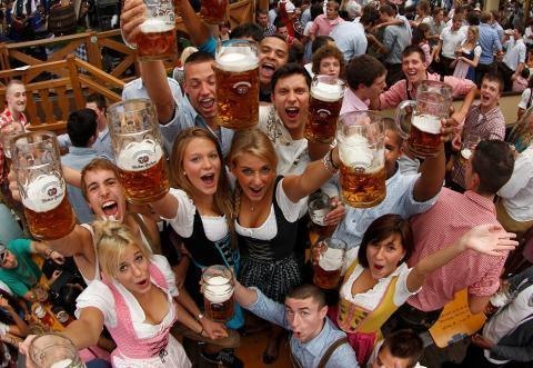 Октоберфест - самый большой в мире праздник пива. Проводится ежегодно в Мюнхене с середины сентября по первое воскресенье октября. Каждая из мюнхенских пивоварен приглашает гостей в свои пивные павильоны, вместимость которых может составлять до 10 000 человек.