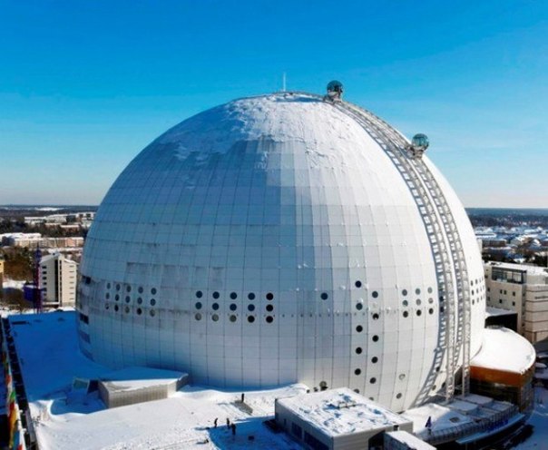 Подъемный лифт Skyview - это гондольный подъемник, расположенный на южной стороне Глобен-Арена — самого большого сферического сооружения в мире, находящегося в столице Швеции – Стокгольме. Глобен-Арена сделана в виде огромного белого шара диаметром 110 и высотой 85 метров. Лифт протяженностью 100 метров состоит из двух сферических кабин.