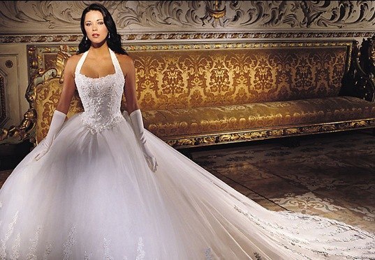 Самое дорогое свадебное платье в мире,его стоимость состовляет 12.000.000 $ США.