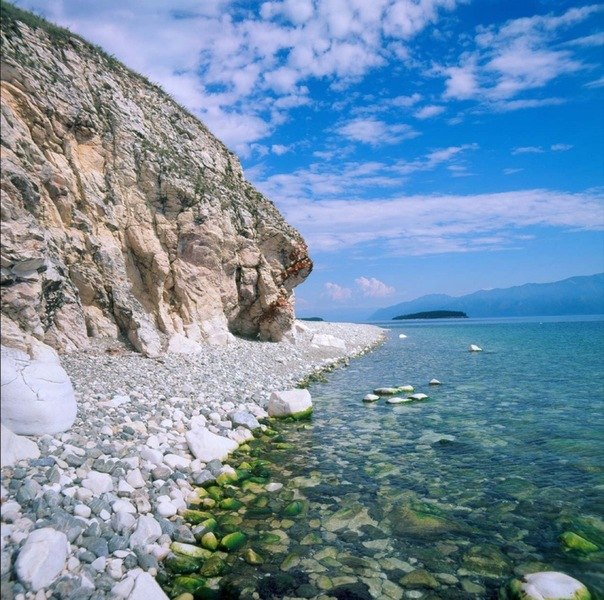 В озеро Байкал впадает 336 рек, а вытекает только одна (Ангара).