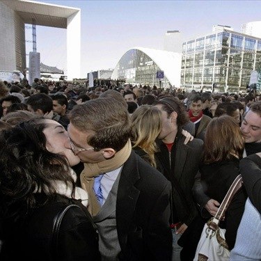 65% людей во время поцелуя наклоняют голову вправо.