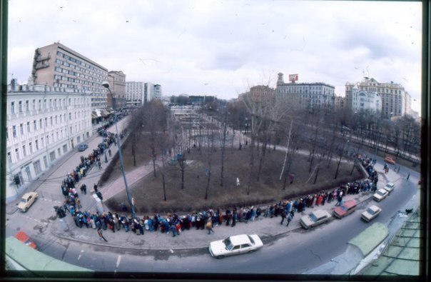 Очередь из 30.000 человек в первый российский Макдональдс, открывшийся 31 Января 1990 года