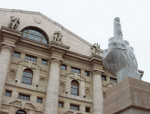 На базарной площади Милана перед итальянским зданием фондовой биржи установлена скандальная скульптура среднего пальца. Это мраморная скульптура, приблизительно 4 метра высотой, которая возвышается на 7-метровом постаменте.