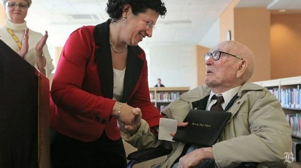 Пенсионер в 106 лет наконец-то получил аттестат об окончании средней школы