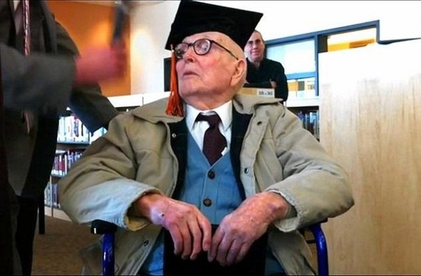 Пенсионер в 106 лет наконец-то получил аттестат об окончании средней школы