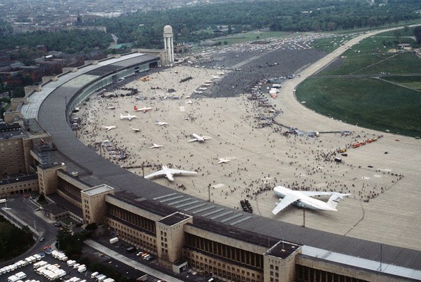 Самым старым аэропортом в мире является берлинский «Темпельхоф»: он был построен в 1923 г., и считается, что именно внешний вид «Темпельхофа» послужил прообразом для большинства современных аэропортов. В 2008 году аэропорт попытались закрыть как экономически невыгодный, однако жители Берлина запротестовали, ведь «Темпельхоф» считается достопримечательностью города.