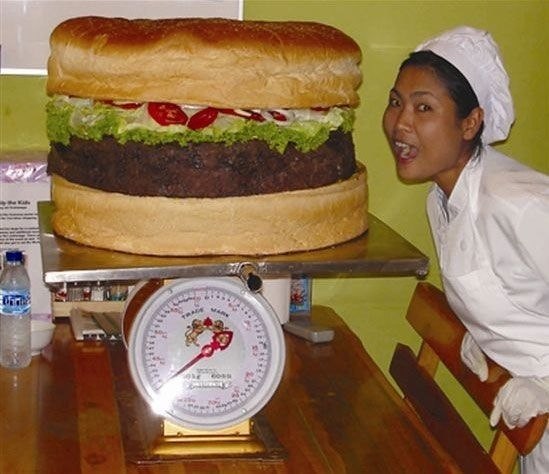 Самый большой гамбургер весом 35,6 кг. был включен в меню гриль-бара Bob s BBQ & Grill на пляже Паттайя в Таиланде 31 июля 2006 г.