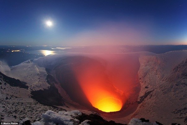 Вулкан Чаинет на юге Чили, проснувшийся в 2008 году, спустя 9 тысяч лет с момента последней активности. Photo by Martin Rietze.