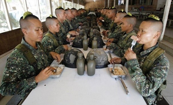Женщины, служащие в морской пехоте, обедают после учений. На голове по всей видимости десерт.