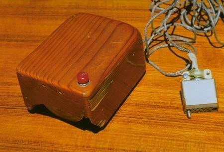 Первая компьютерная мышь была создана в 1964 году. Её изобрел Дуглас Карл Энгельбарт.