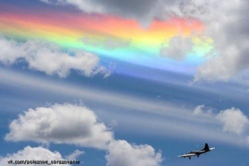 Такая необычная радуга – один из самых редких атмосферных феноменов. Эта радуга появляется в следствие прохождения света через легкие, высоко расположенные перистые облака и только тогда, когда солнце находится очень высоко в небе и более, чем 58 градусов над горизонтом. Кроме того, должны выполняться ещё несколько условий, связанных со строением облаков.