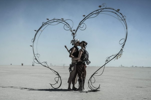Участники фестиваля Burning Man (в буквальном переводе — «горящий человек»), ежегодно проходящий в штате Невада в пустыне Блэк Рок