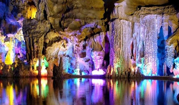 Одна из самых красивейших пещер мира - пещера Тростниковой флейты в Китае