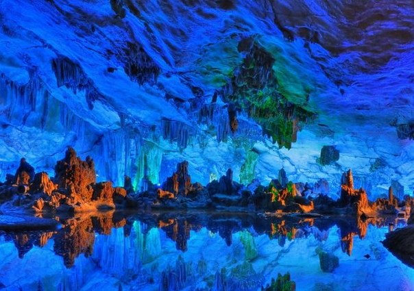 Одна из самых красивейших пещер мира - пещера Тростниковой флейты в Китае