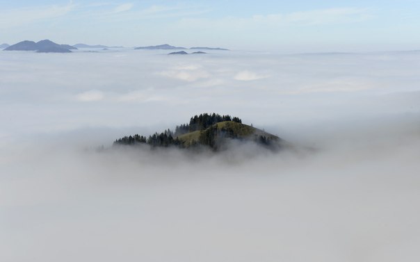 Холмы и горы возвышаются над укрытой туманом высокогорной альпийской долиной, коммуна Байришцелль, земля Бавария, Германия