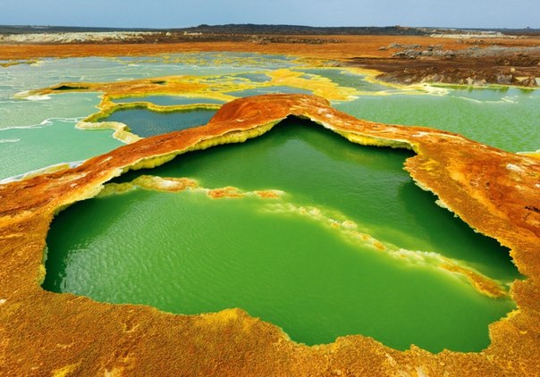 Даллол - вулканический кратер в разломе Данакили, к северо-востоку от Эрта Аль Рендж в Эфиопии. Эти ландшафты сформировались в результате попадания базальтовой магмы в соляные шахты и последующей гидротермальной активности.