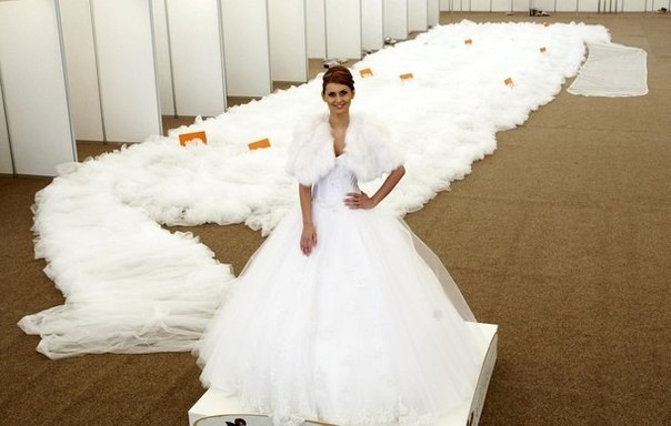 Румынский дизайнер Иоана Команеску (Ioana Comanescu) на прошедшей в Бухаресте свадебной ярмарке E-Marriage Festival представила уникальный свадебный наряд: роскошное свадебное платье со шлейфом длиной более чем в километр, расшитое семью тысячами сверкающих кристаллов Swarovski.