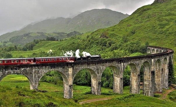 Почти все истории о Гарри Поттере, по словам Дж. Роулинг, были придуманы ею в поезде.