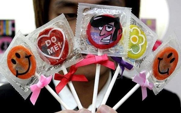 В Швейцарии стали выпускать презервативы для подростков 12-14 лет.