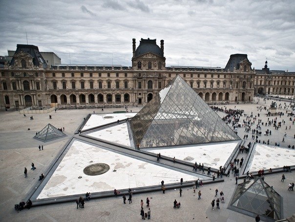 Пирамида музея Лувр сделана из стекла, которое минимально отражает свет и содержит точно 666 стекол.