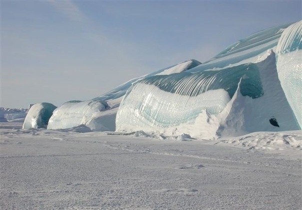 Замерзшее цунами. Расположено в Антарктике. Действительно, за сотни лет мороз, вода и солнце сделали свое дело — образовались почти абсолютно прозрачные нагромождение льда причудливой формы. Тем не менее, это не айсберг. Другого такого на планете нет.
