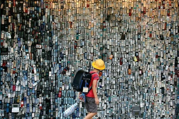 Более 6 тысяч мобильных телефонов украшают один из магазинов электроники в Токио. Отслужившие свое трубки служат то ли вечным укором в эпоху потребления, то ли напоминанием о том, что ничто не вечно. Фото: Kimimasa Mayama.