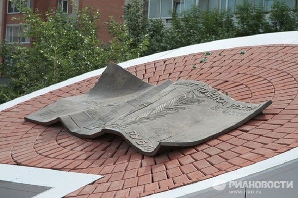 В Красноярске находится памятник бумажной десятирублевой купюре.